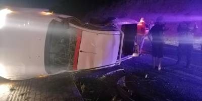 Takla atan araçta sıkışan yaralı, baltayla camlar kırılarak kurtarıldı