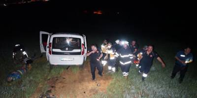 Yolunu şaşıran sürücü tarlaya uçtu, yaralılar emniyet kemeriyle hayata tutundu