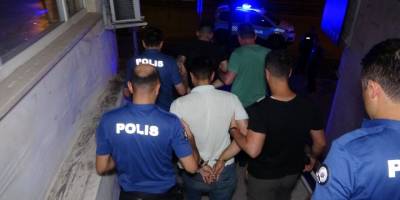 Yaşlı kadının fark ettiği hırsızlar saklandıkları çatıda kıskıvrak yakalandılar