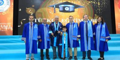 67 yaşında torunu ile birlikte diplomasını aldı