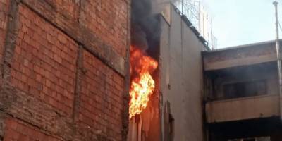 Ayakkabı imalathanesinde başlayan yangın üst kata ve yan binaya sirayet etti