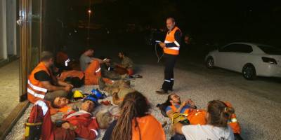 Onlar yangının gönüllü kahramanları: Toprak üzerinde dinlenip söndürme çalışmalarına katılıyorlar