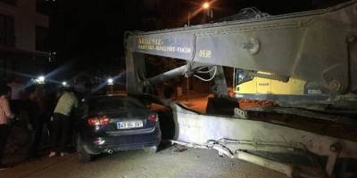 Elazığ’da ekskavatöre çarpan otomobil hurdaya döndü: 2’si ağır 3 yaralı