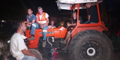 Traktör üstünde yangın nöbeti tutuyorlar
