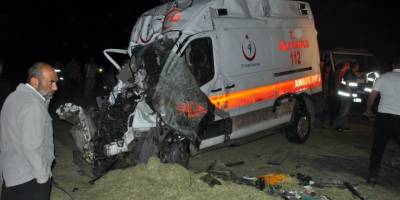 Ambulans traktöre çarptı: 5 yaralı