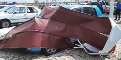 Cezaevi lojmanlarının çatıları uçtu, 15 araç hasar gördü