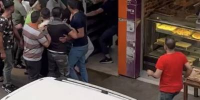 Lokanta çalışanları ile parasını ödemeyen müşteri arasındaki kavgada yumruklar havada uçuştu