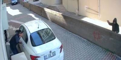 Film sahnesi değil, sokak ortasında kız yüzünden çatışma