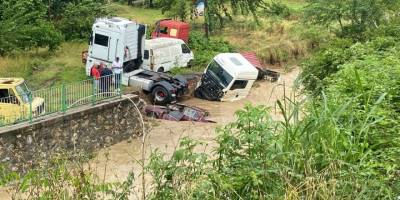 Yoğun yağış nedeniyle yedi emin deposunda araçlar suya gömüldü