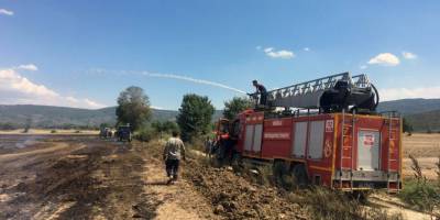 Saman basma makinesi tarlayı yaktı