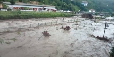 Derelerin taşma riskine karşı iş yerlerinin açılmaması ve alt katta oturanların üst katları çıkması istendi