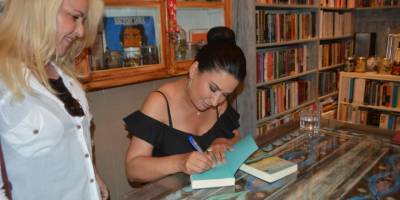 Ünlü oyuncu ve yazar İclâl Aydın’ın imza gününe yoğun ilgi