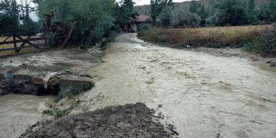 Osmancık’ta dere yatağı taştı, 5 ev tedbir amaçlı boşaltıldı