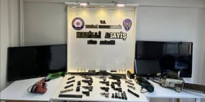Nazilli’de bir evde 11 tabanca ve çalıntı olduğu değerlendirilen eşyalar ele geçirildi