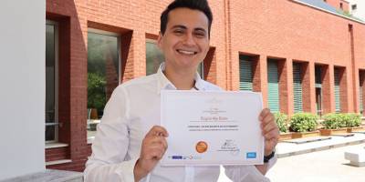 5 yılda 3 yabancı dil öğrenip çift diploma ile mezun oldu