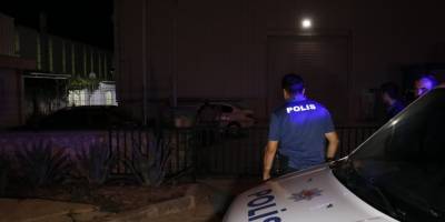 Ayrılma aşamasındaki karısının iş yerinde bir kişiyi rehin aldı, sonra da araya giren kişiyi öldürdü