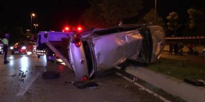 Kartal'da kontrolden çıkan otomobil ağaca çarparak takla attı: 1'i ağır 2 yaralı