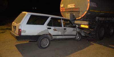 Kafa kafaya çarpıştılar, savrulan otomobil akaryakıt tankerinin altına girdi