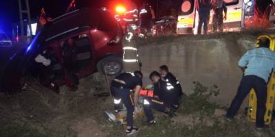 Otomobil dereye devrildi: 2 yaralı