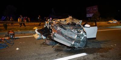 Kamyona çarpan otomobil paramparça oldu: 1 ölü, 3 yaralı