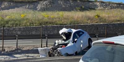 Emniyet şeridinde bekleyen kamyona otomobil çarptı: 1 kişi ölürken, bir çocuk 2 kişi yaralandı