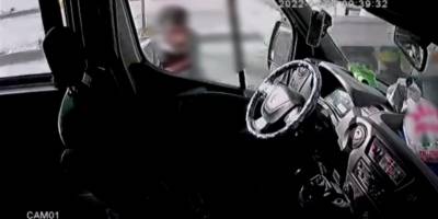 Tereyağından kıl çeker gibi kadının cep telefonunu çantasından çaldı