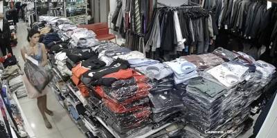 Antalya'da turistin butikten kıyafet hırsızlığı kameraya yansıdı