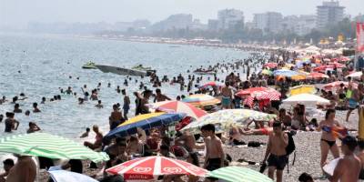 Antalya sahillerinde bayram yoğunluğu