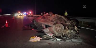 İstanbul-İzmir Otoyolu'nda otomobil bariyerlere çarptı, 3 kişi öldü, 2 kişi yaralandı