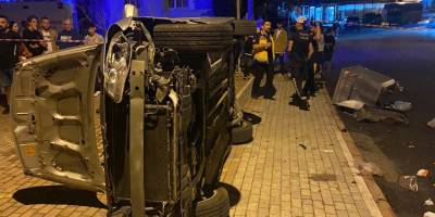 Yan yatan otomobili bırakıp kaza yerinden kaçtı