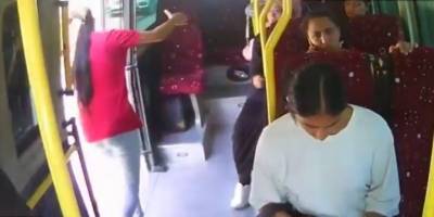 Minibüsten düşen kadın hayatını kaybetti: O anlar kamerada