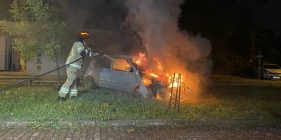 Taklalar atan otomobil alev aldı, sürücü son anda kurtarıldı