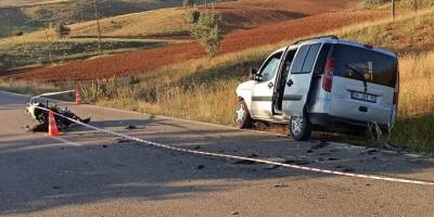 Otomobilin çarptığı motosiklet sürücüsü hayatını kaybetti