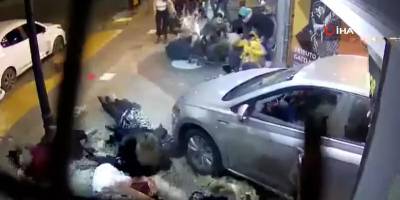 Tiyatro için sıra bekleyenlerin arasına araç daldı: 23 yaralı