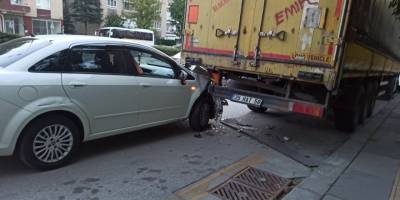 Park halindeki tırın altına otomobiliyle giren sürücü ucuz kurtuldu