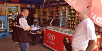 At arabasıyla gelip dolaptaki tüm dondurmaları çaldılar