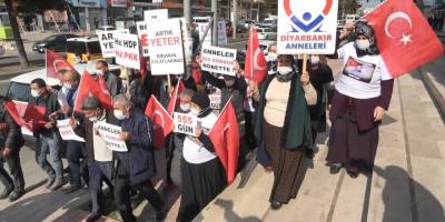 Diyarbakır’da evlat nöbetindeki aileler, ‘Kahrolsun HDP ve PKK’ sloganları ile yürüdü