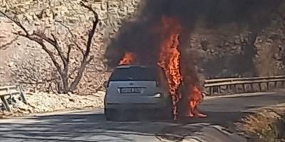 Muğla'da seyir halindeki otomobil yandı