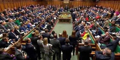 İngiltere hükümeti güvenoyunu kazandı