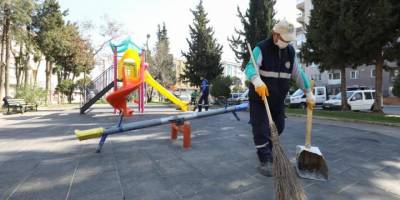 Buca’nın parklarında bahar temizliği