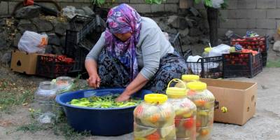 Erzincan’da kadınların turşu mesaisi başladı