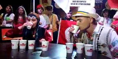 Rize'de en hızlı çay içmek için 7 ülkeden yarışmacılar yarıştı