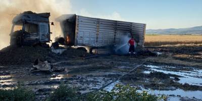 Afyonkarahisar'da buğday yüklü tır yandı
