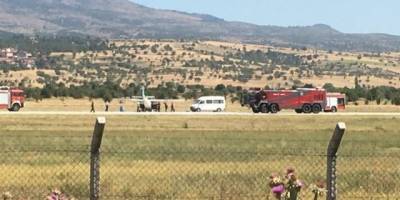 Piste iniş yapmak isteyen uçağın ön tekeri koptu