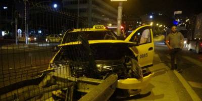 Taksiyle çarpışan araç kaza yerinden kaçtı