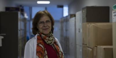 Kovid-19 mücadelesi için emekliliğini erteleyen 66 yaşındaki hekim, meslektaşlarına moral kaynağı oldu