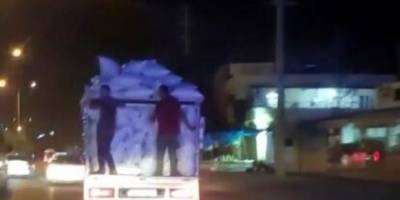 Patlıcan yüklü kamyonetin kasasına tutunarak yolculuk ettiler