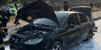 Fethiye’de seyir halindeki otomobil alev alev yandı