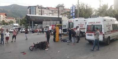 Denizli'de elektrikli bisiklet ile motosikletin çarpıştığı kazada 3 kişi yaralandı