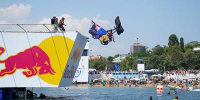 Red Bull Uçuş Günü 200 bini aşkın kişinin katılımıyla İstanbul'u uçuş moduna aldı